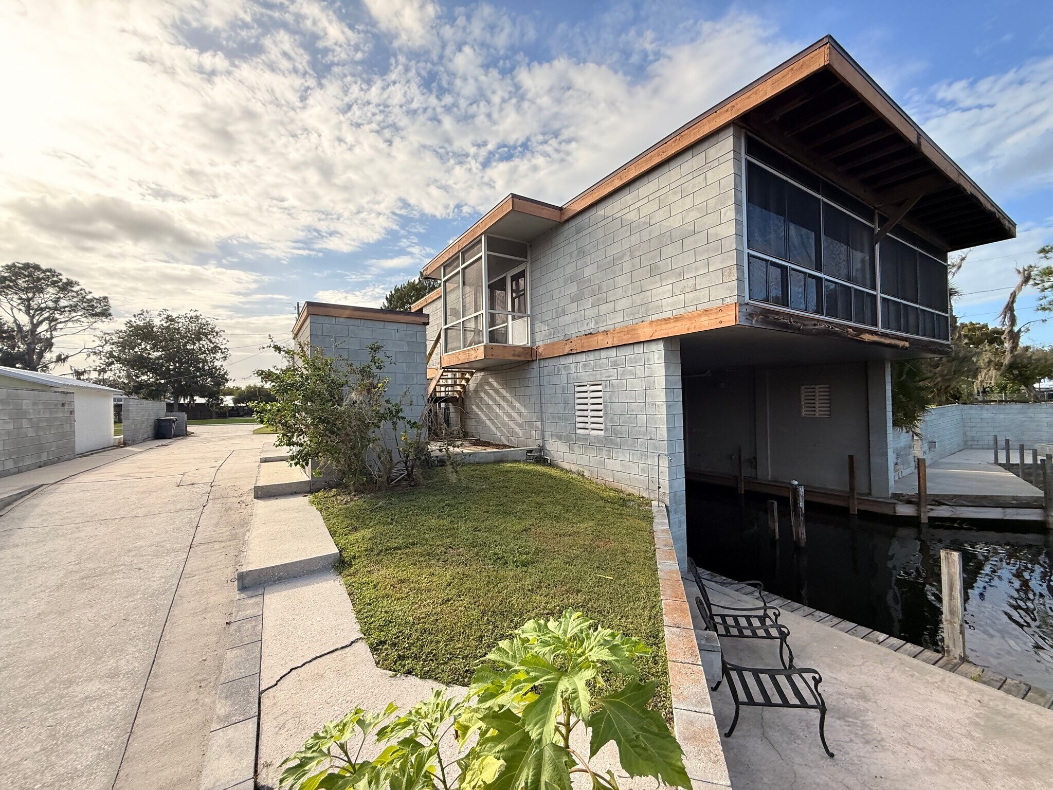 Building Photo - 160 N Lakeview Dr