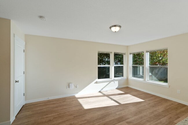 Building Photo - MOVE IN SPECIAL: HALF OFF FIRST MONTH'S RENT! 4 Bedroom 2.5 bath Duplex