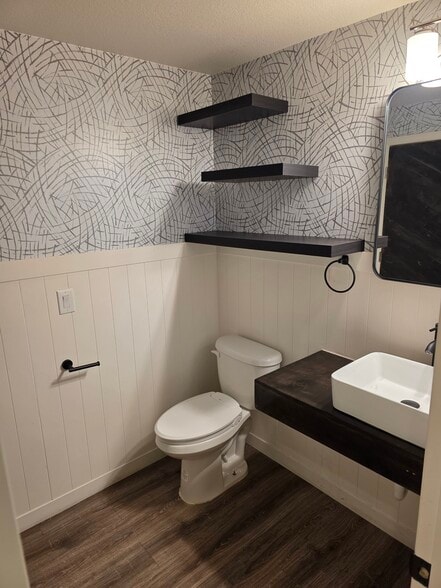 Main floor 1/2 bathroom - 16078 E Elk Dr