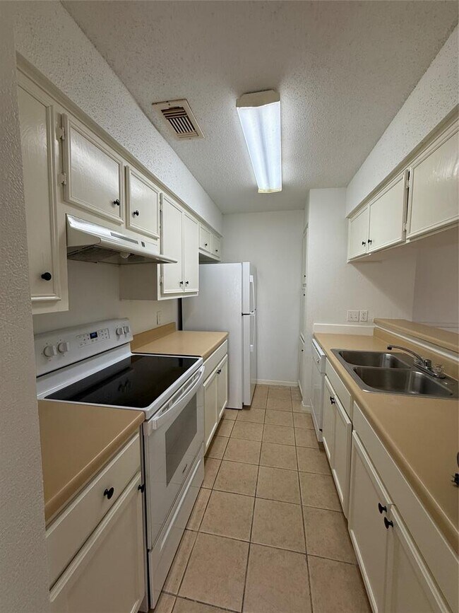 Building Photo - 10616 Mellow Meadow Dr