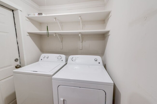Building Photo - Beautifully Renovated 2 Bed 2 Bath - Deep-...