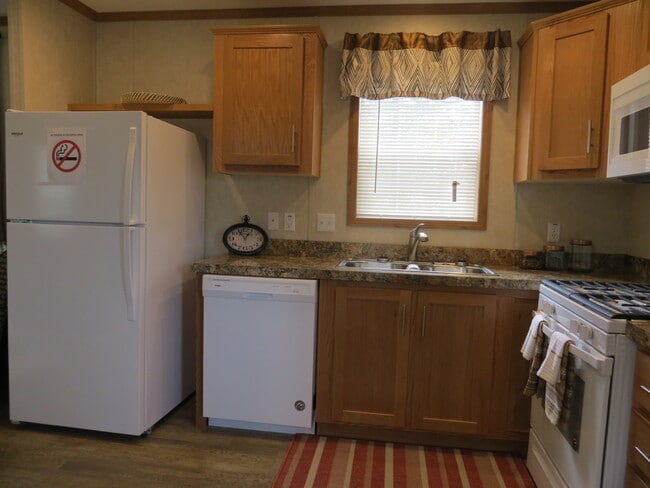 Building Photo - 71 Colonial Dr