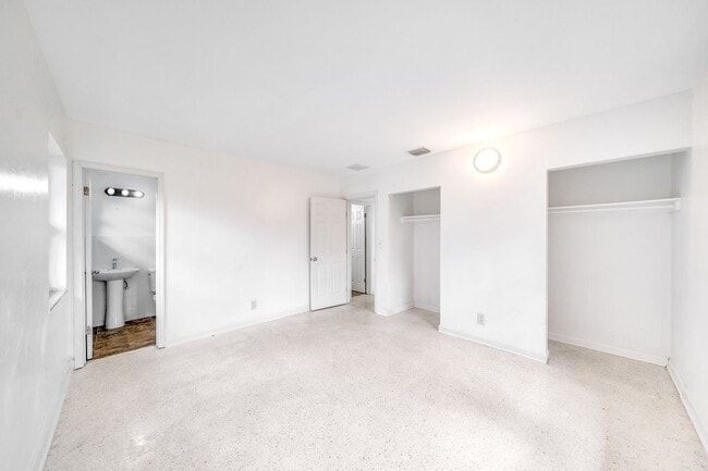 Building Photo - 209 SW 18th Ave