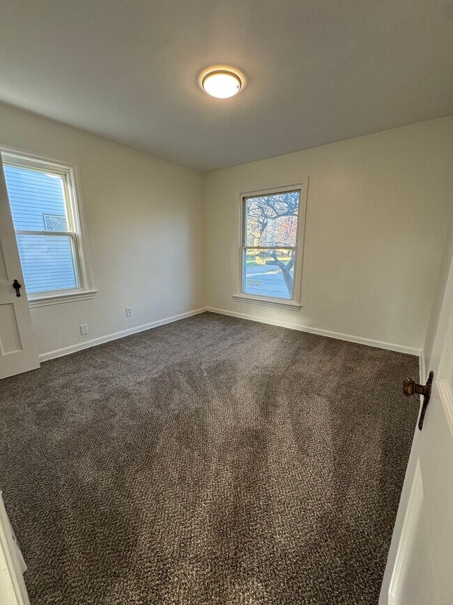 Building Photo - Newly updated 3 bd house in Euclid- NO VOU...