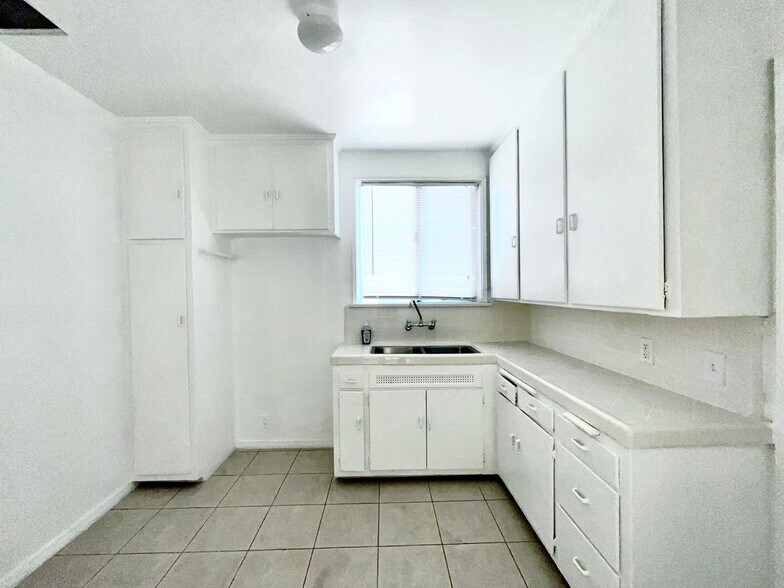 Building Photo - 2501 Venice Blvd