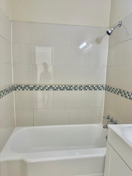 Building Photo - 616 S 6th St