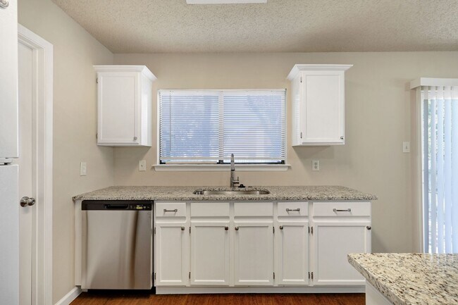 Building Photo - Fully Renovated Single-Story Brick Home in...