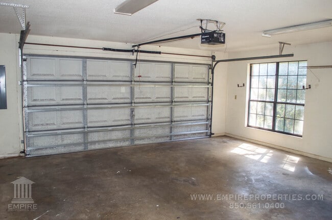 Building Photo - Beautiful Large home off of Mahan