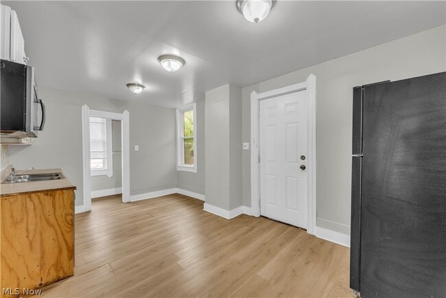 Building Photo - 1345 W 61st St