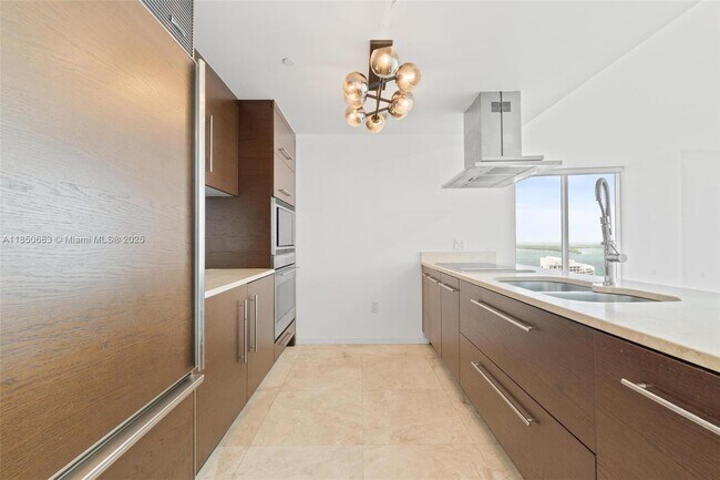 Building Photo - 495 Brickell Ave