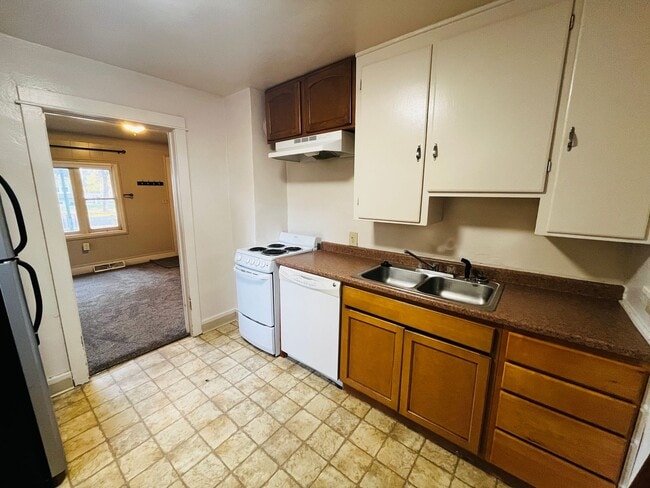 Building Photo - 2-Bed, 1-Bath Home with Detached Garage & Huge Backyard! Pet Friendly (Currently occupied)