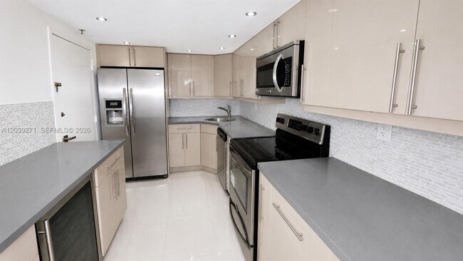 Building Photo - 6039 Collins Ave