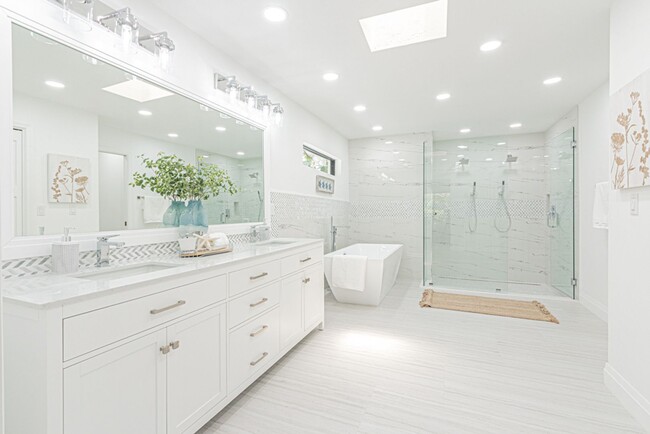 Building Photo - Newly Renovated 3 Bedroom Pool Home in Des...