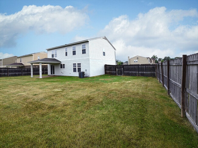 Building Photo - 3 bedroom 2.5 bath over 2,200 sq feet near Hacks Cross and Shelby Dr