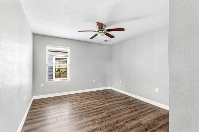 Building Photo - 520 E Defee Ave