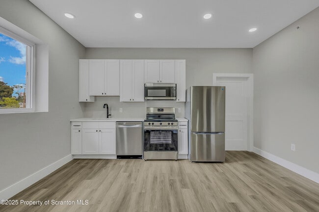 Building Photo - 215 Hickory St