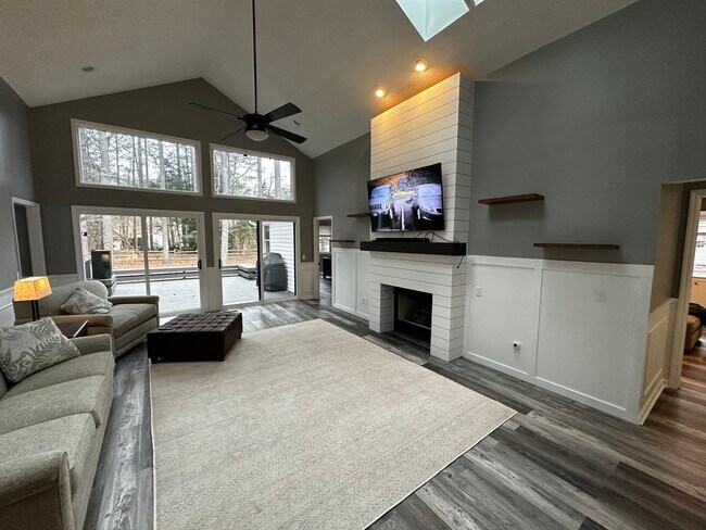 Building Photo - 440 Lobelia Dr