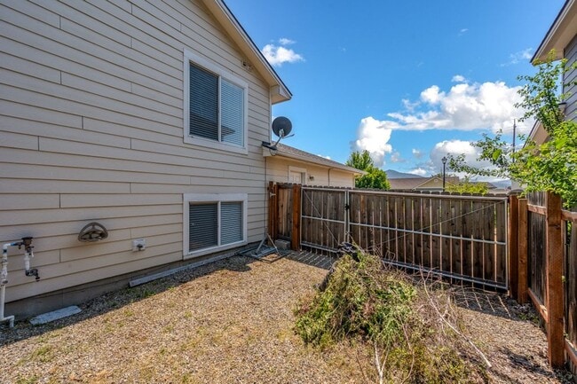 Building Photo - 5 bed 3 bath split level near State Line