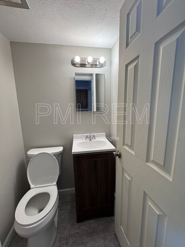 Building Photo - 782 Akron Blvd