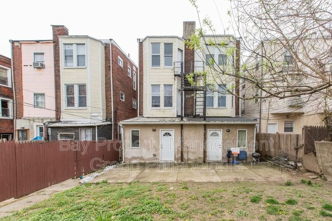 Building Photo - 4439 Chestnut St