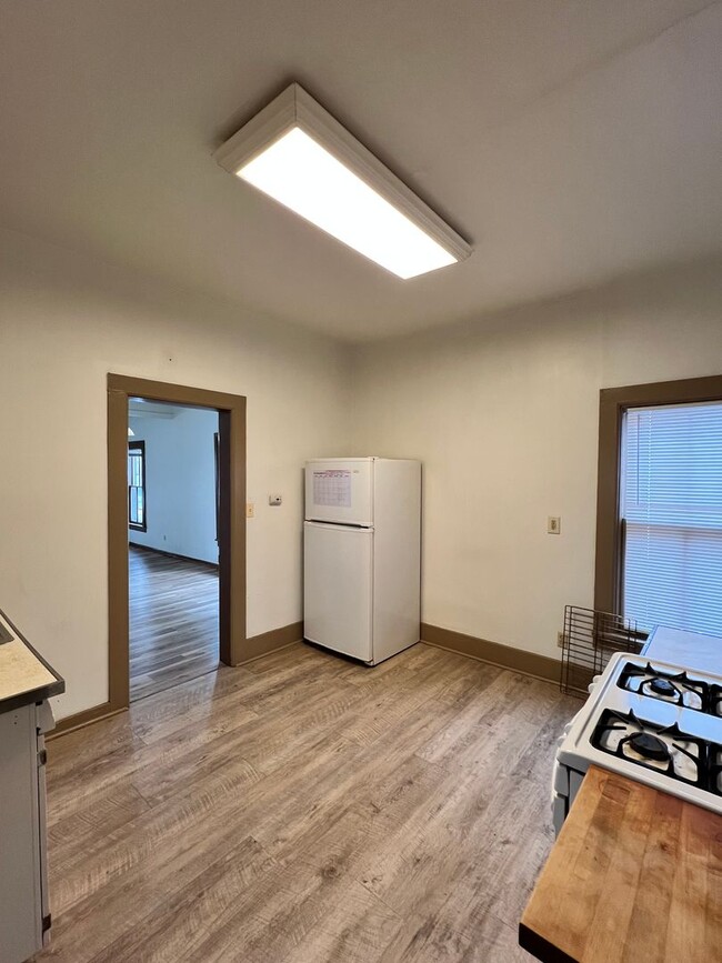 Building Photo - Spacious 2-Bedroom, 1-Bath Single Family House