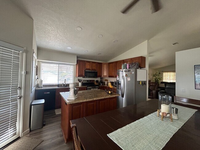 Building Photo - Beautiful 3 Bedroom 2 Bath Home in Redlands!