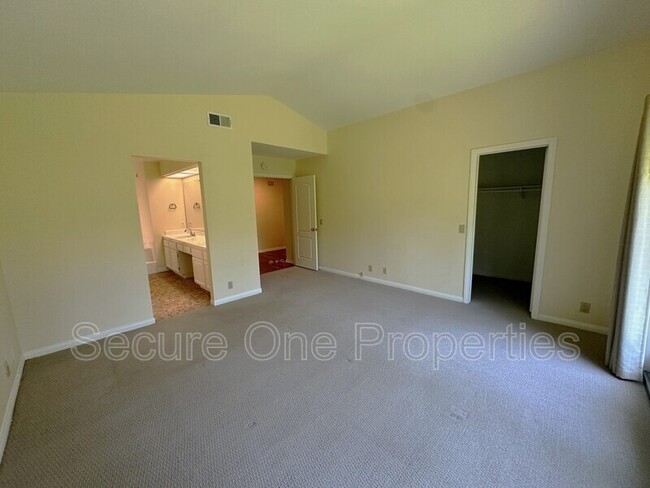 Building Photo - 530 Newhaven St