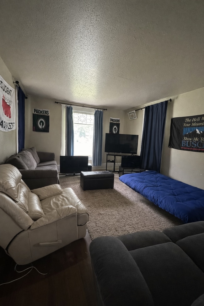 Building Photo - Amazing 4 Bed 2 Bath close to UWEC!