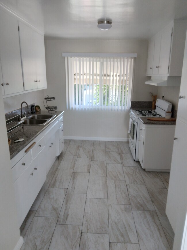 Building Photo - 6845 Hazeltine Ave