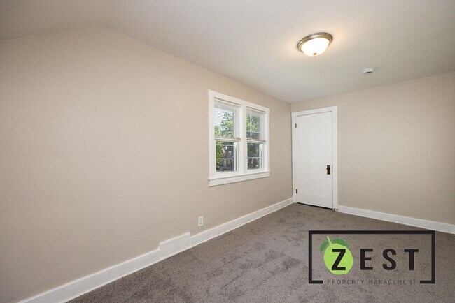 Building Photo - 15767 Pinehurst St