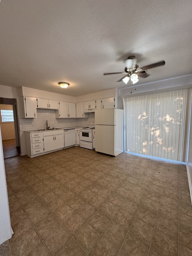 Building Photo - 2 Bedroom, 1 Bathroom, Upstairs unit with ...