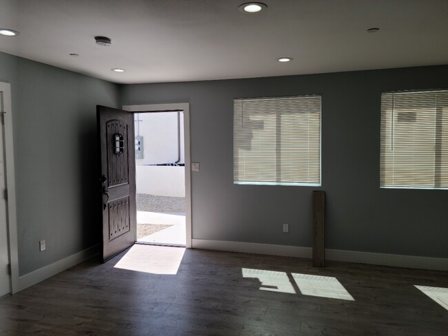 Primary Photo - 33(1635)