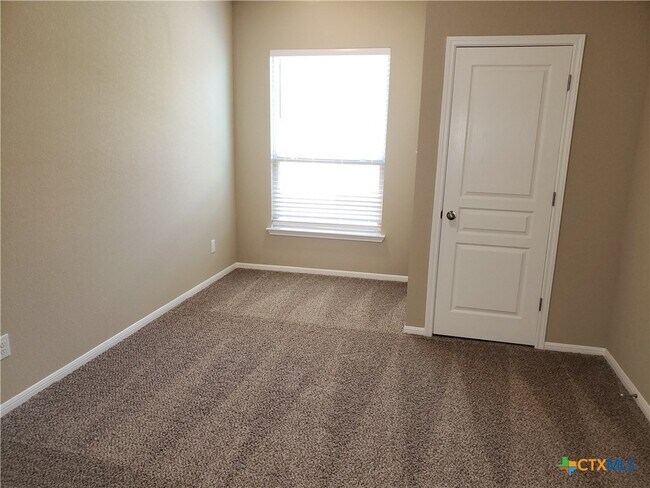 Building Photo - 5906 Blackstone Dr