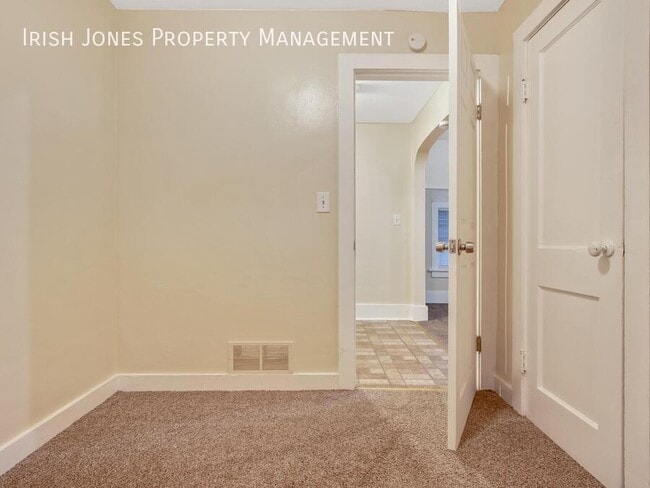 Building Photo - 36 Scott St