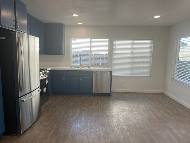 Building Photo - Newly renovated Beauty!