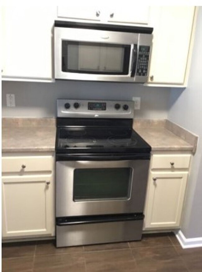 Building Photo - Townhome in great location!