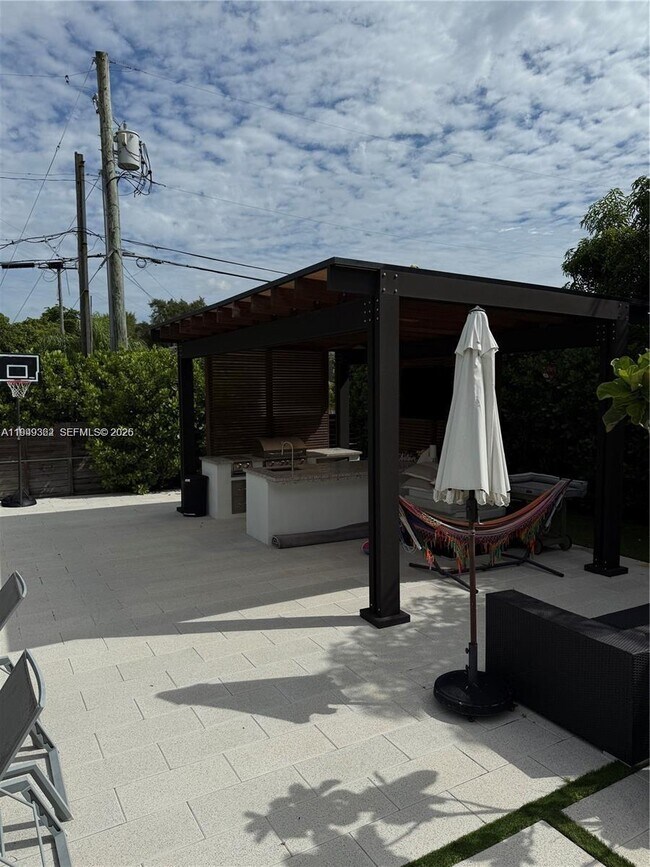 Building Photo - 675 NE 93rd St