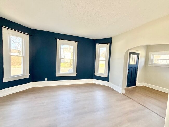 Building Photo - 924 Spring Ave NE