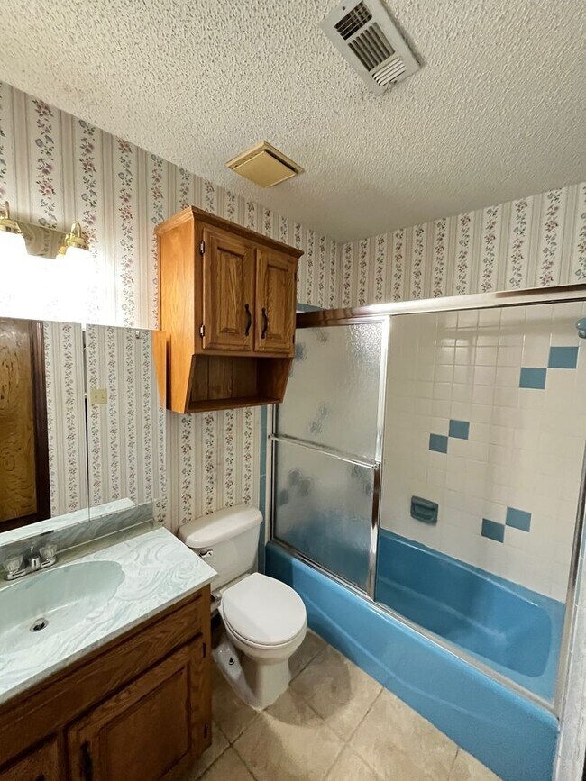 Building Photo - 4 bedrooms and 2 bath home, mature neighborhood, garage, well built and clean