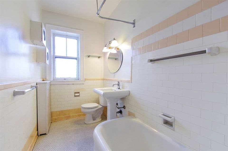 Building Photo - 2448 W Greenleaf Ave