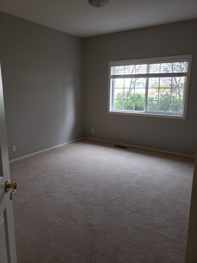 Building Photo - 1570 Kingston Way