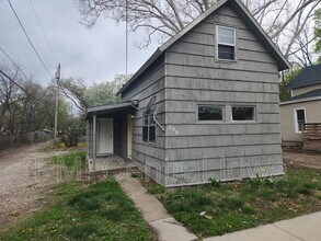 Building Photo - 290 E 17th St