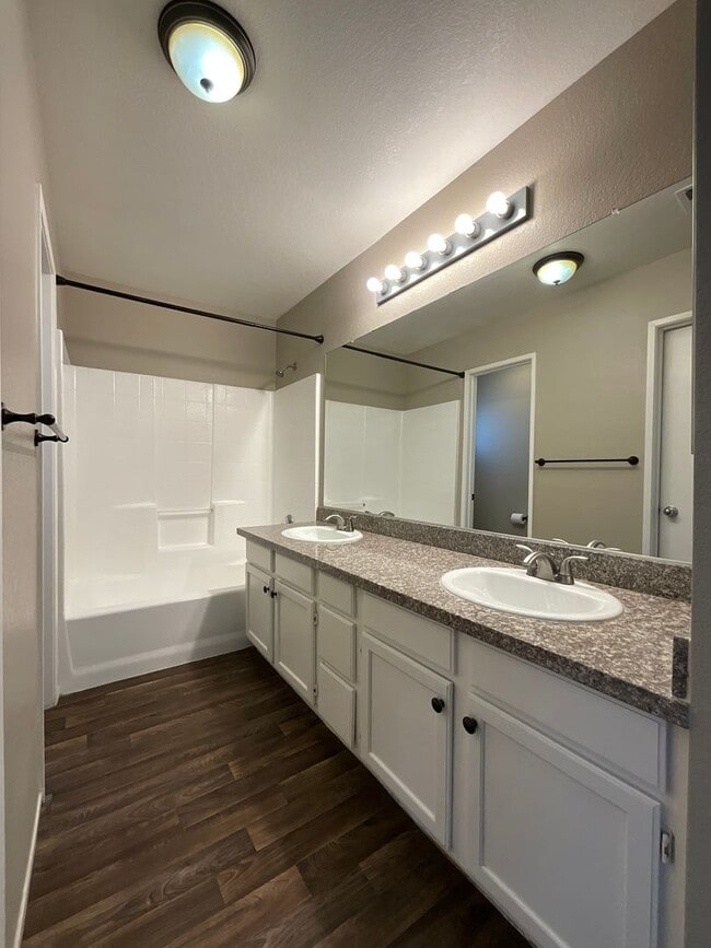 Building Photo - Single story Rosamond Home