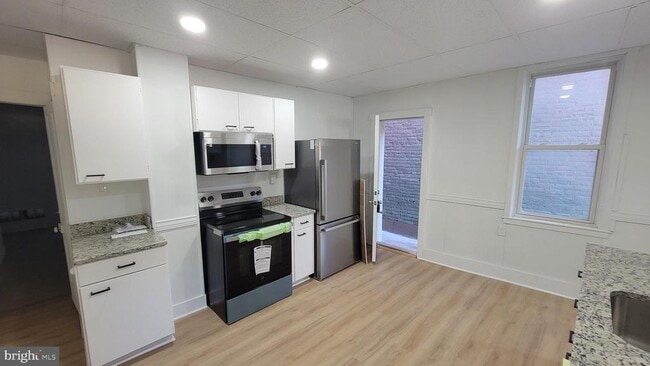 Building Photo - 329 Bedford St