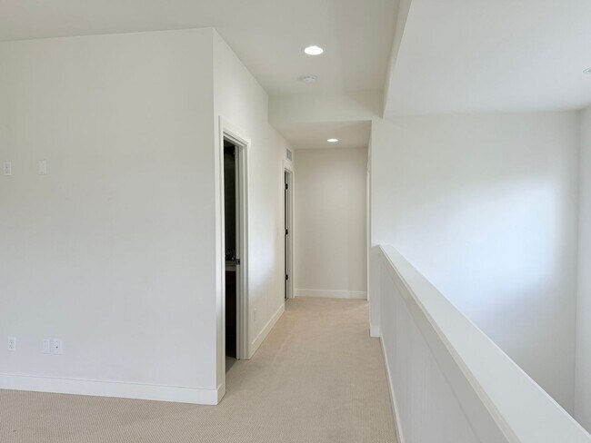 Building Photo - Beautiful 5-Bedroom Home with Mt. Rainier ...