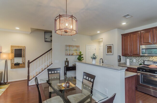 Building Photo - Beautiful and within walking distance to a...