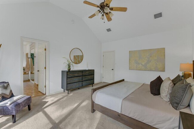 Building Photo - 701 Oaklands Dr