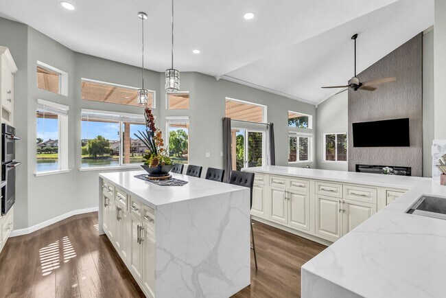 Building Photo - 2435 Pinehurst Ct