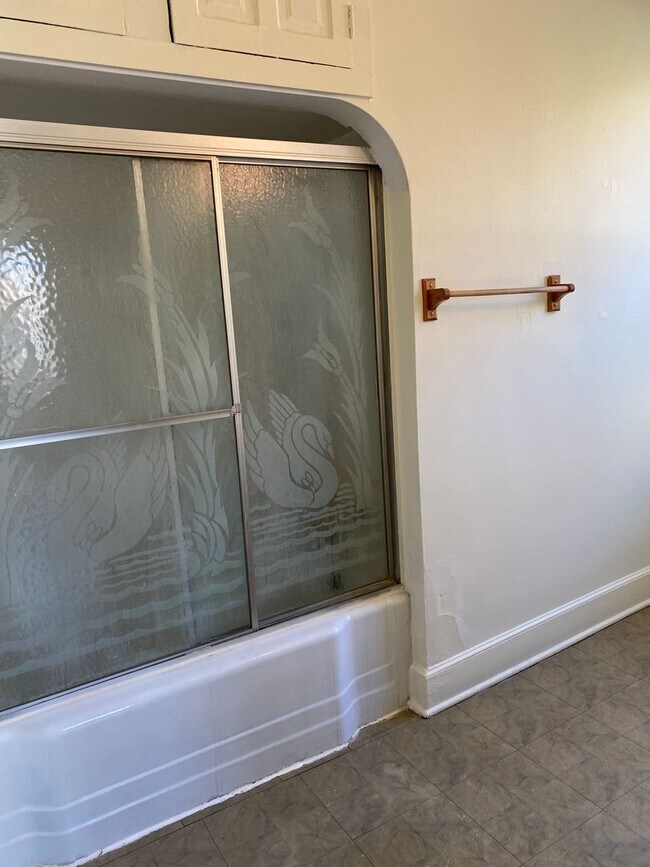 Building Photo - 1347 Center Ave