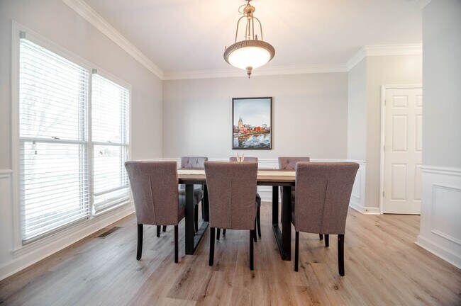 Building Photo - Spacious home situated on a fantastic cul-...